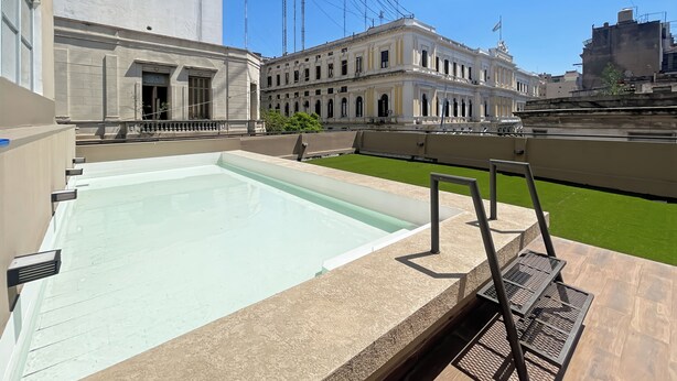 Una piscina al aire libre