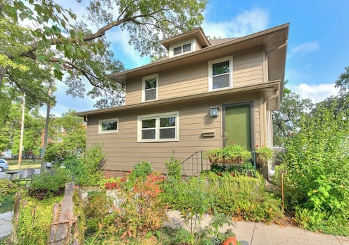 House of Funk - A Cozy & Eclectic Retreat in Des Moines’s Drake Neighborhood
