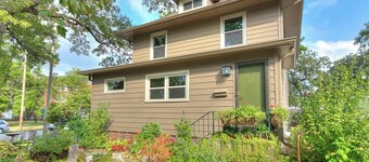 House of Funk - A Cozy & Eclectic Retreat in Des Moines’s Drake Neighborhood
