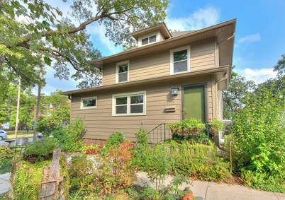 House of Funk - A Cozy & Eclectic Retreat in Des Moines’s Drake Neighborhood