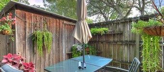 House of Funk - A Cozy & Eclectic Retreat in Des Moines’s Drake Neighborhood

