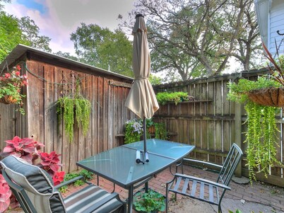 House of Funk - A Cozy & Eclectic Retreat in Des Moines’s Drake Neighborhood
