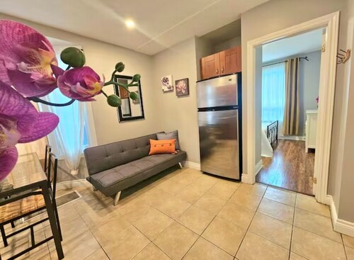 Cozy 1st floor Apartment near Dufferin Subway Station