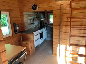 Kühlschrank, Ofen, Herdplatte, Wasserkocher