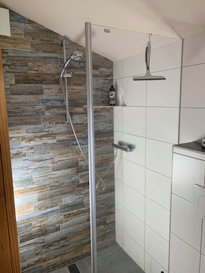 Shower, hair dryer, towels, soap - Charming vacation home in the middle of nature near Kühlungsborn (Kröpelin)