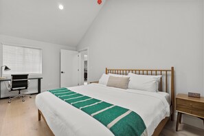 4 Schlafzimmer, Schreibtisch, Bügeleisen/Bügelbrett, WLAN