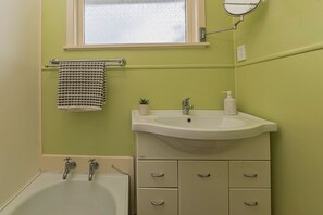 Cottage, Ocean View | Bathroom - Sunset Capital Of The World (Muriwai)