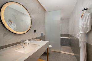 Articles de toilette gratuits, sèche-cheveux, peignoirs, chaussons