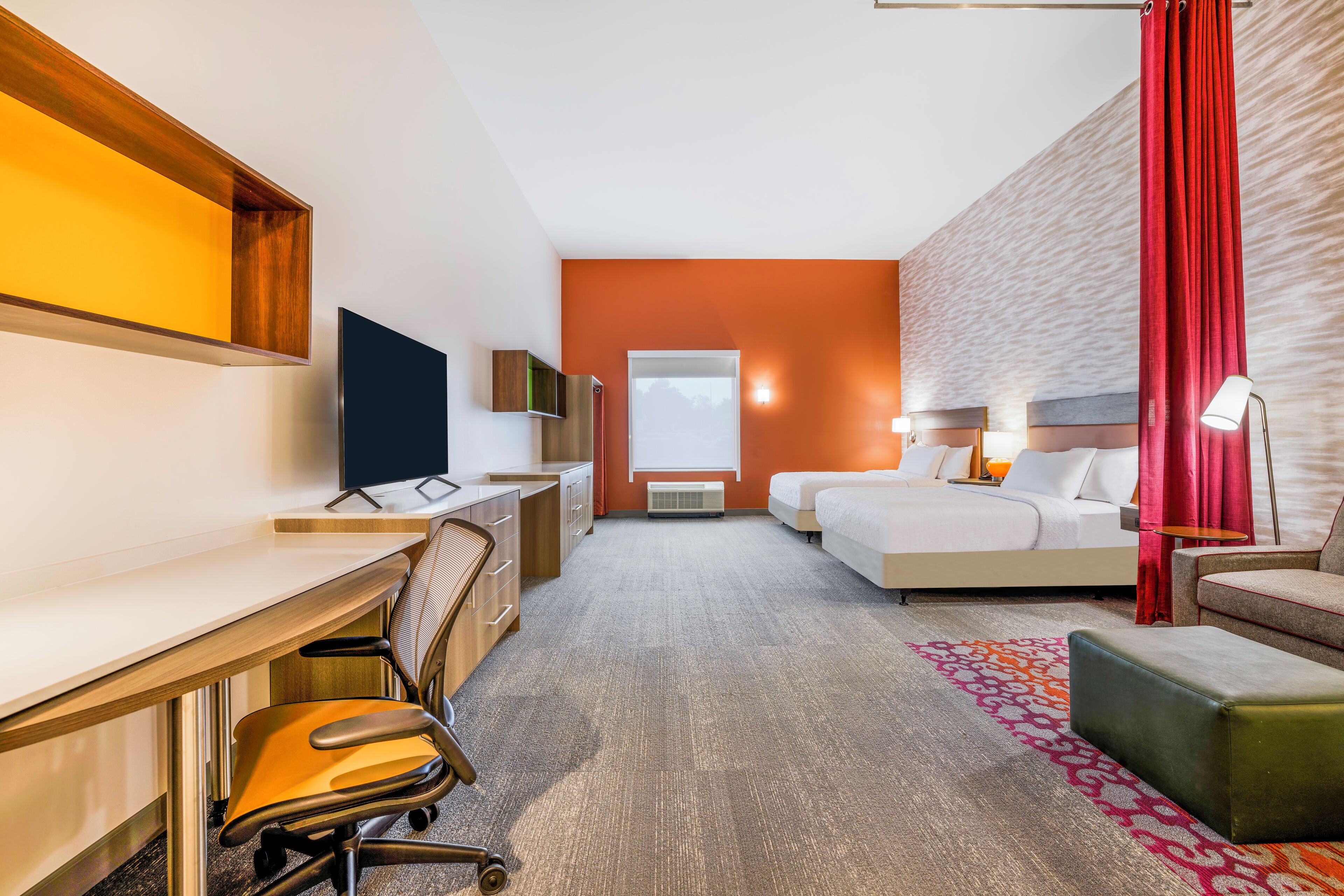 開放式套房, 2 張加大雙人床 (Roll-In Shower) | 客房內保險箱、書桌、熨斗/熨衣板、免費無線上網