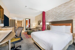 Kamer, 1 kingsize bed | Een kluis op de kamer, een bureau, een strijkplank/strijkijzer