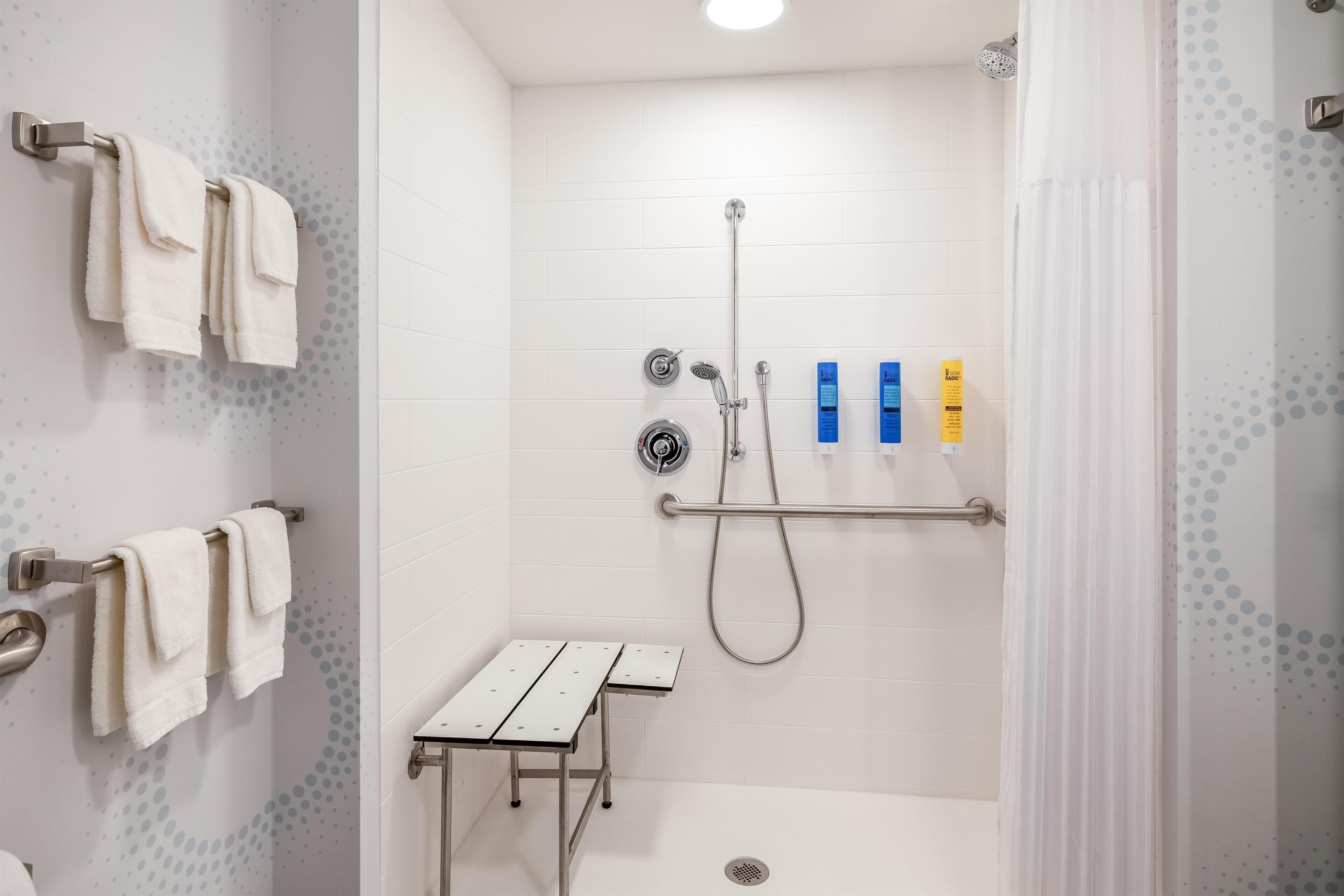 룸, 퀸사이즈침대 2개, 장애인 지원 (Mobility & Hearing, Roll-in Shower) | 욕실 샤워