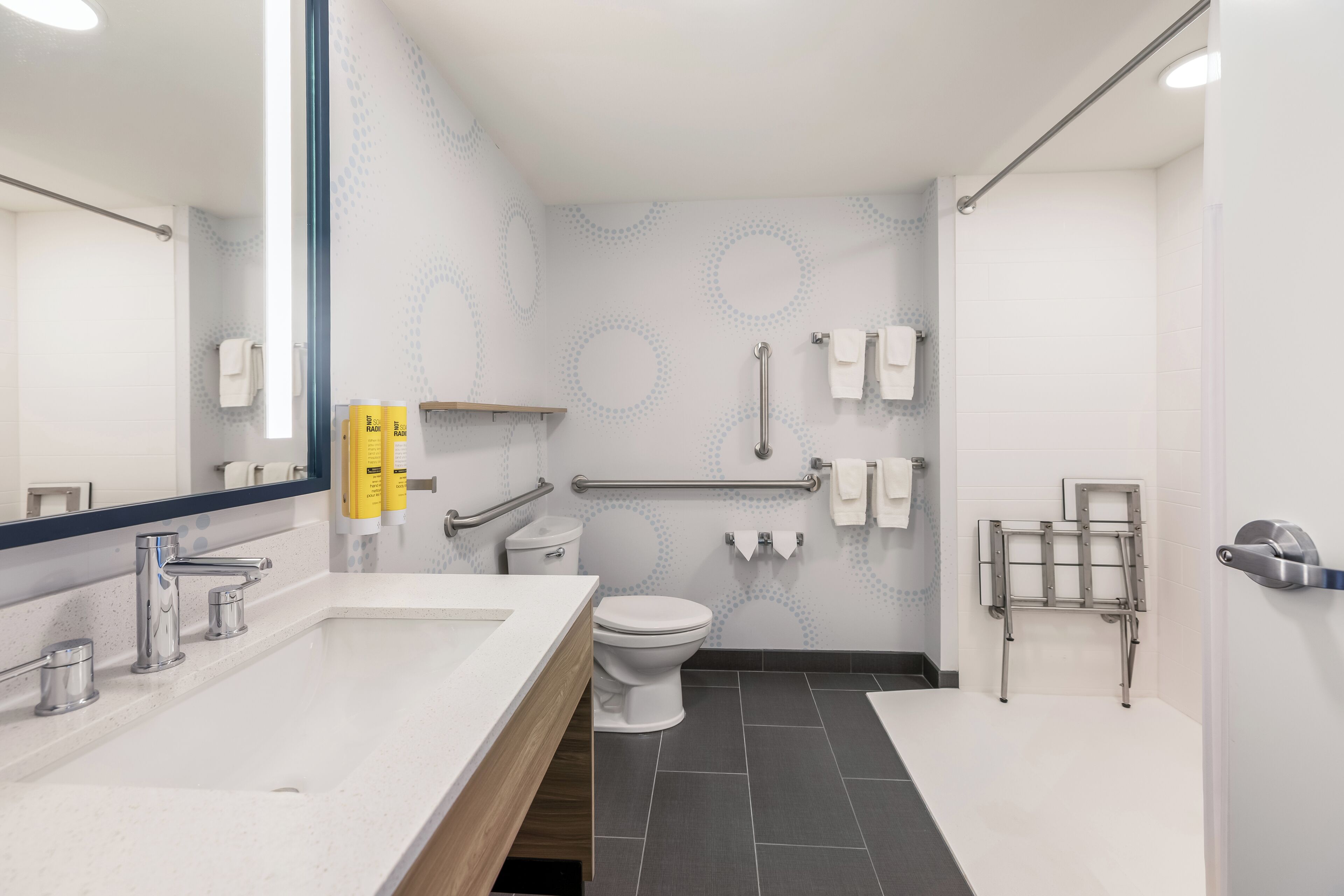 Chambre, 2 grands lits (Mobility & Hearing, Roll-in Shower) | Salle de bain | Articles de toilette (gratuits), séchoir à cheveux, serviettes fournies