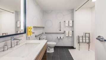 Chambre, 2 grands lits (Mobility & Hearing, Roll-in Shower) | Salle de bain | Articles de toilette (gratuits), séchoir à cheveux, serviettes fournies