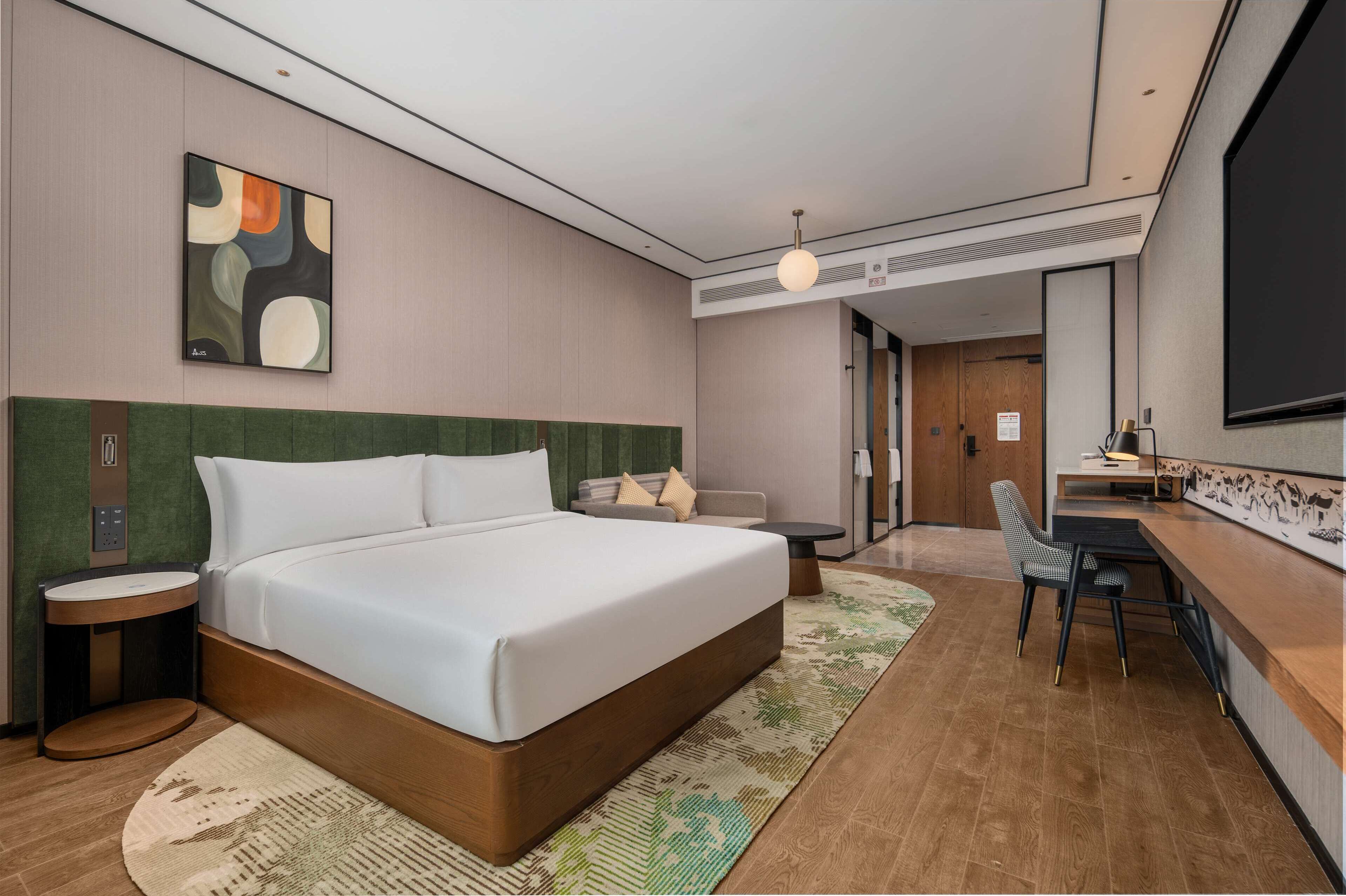 Basic Single Room, 1 King Bed | In-room safe, desk, soundproofing, WiFi (free)