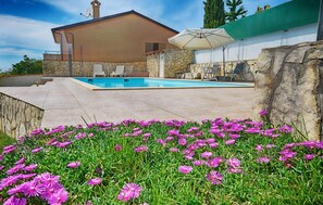 Vila | Piscina | Piscina interna, piscina externa