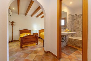 Bruser, hårtørrer, håndklæder