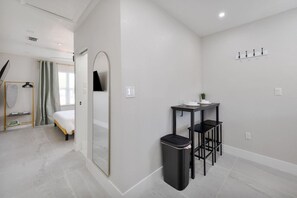 1 habitación, escritorio, tabla de planchar con plancha y wifi