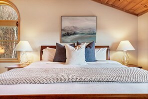 4 bedrooms, desk, iron/ironing board, travel crib