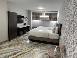 Doppelzimmer, 2 Doppelbetten, Nichtraucher, eigenes Bad | Schreibtisch, laptopgeeigneter Arbeitsplatz, Verdunkelungsvorhänge