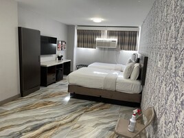 双人房, 2 张双人床, 无烟房, 私人浴室 | 办公桌、笔记本电脑工作区、遮光窗帘、熨斗/熨衣板