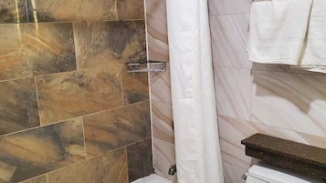 Habitación individual, 1 cama King size, para no fumadores, baño privado | Baño | Secadora de cabello, toallas, jabón, shampoo