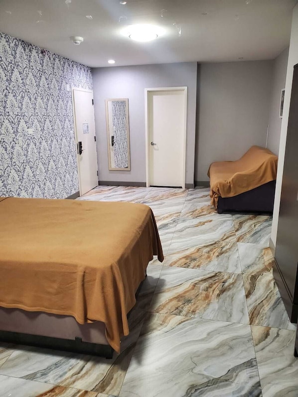 Single Room, 1 King Bed, Non Smoking, Private Bathroom | Desk, laptop workspace, blackout drapes, iron/ironing board