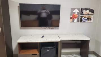 Escritorio, espacio para trabajar con laptop y cortinas blackout