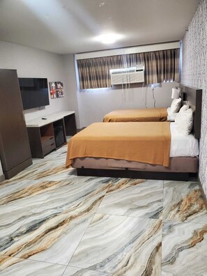 ダブルルーム ダブルベッド 2 台 禁煙 専用バスルーム | デスク、ノートパソコン用作業スペース、遮光カーテン、アイロン / アイロン台