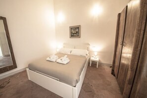 2 slaapkamers, een bureau, een strijkplank/strijkijzer, wifi