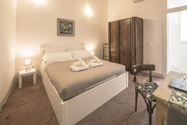 1 bedroom, desk, iron/ironing board, WiFi