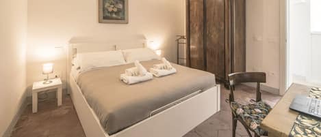2 habitaciones, escritorio, tabla de planchar con plancha y wifi