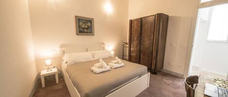 1 sovrum, skrivbord, strykjärn/strykbräda och wi-fi