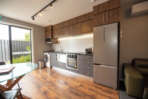 Een koelkast, een microgolfoven, een oven, een kookplaat