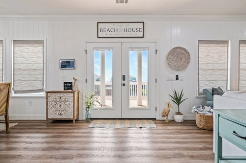 4-bedroom cabin in lovely Bolivar Peninsula Steps to Beach w/Hot tub