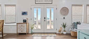 4-bedroom cabin in lovely Bolivar Peninsula Steps to Beach w/Hot tub