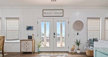 4-bedroom cabin in lovely Bolivar Peninsula Steps to Beach w/Hot tub