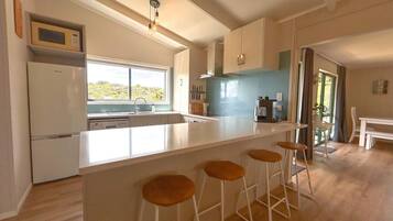 Frigorífico, microondas, horno y lavavajillas