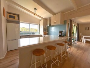 Geladeira, micro-ondas, fogão, lava-louças