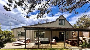 A house with a covered patio, a barbecue area, and a lawn. - Driftwood Retreat - Tutukaka (Tutukaka)