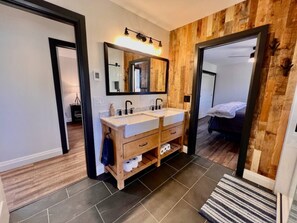 4 bedrooms, WiFi, bed sheets