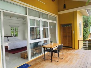 Outdoor dining - The Pond Residence (Kampot)