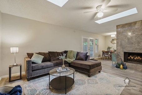 Smart TV. AT&T, Globe Life, Six Flags - Updated Comfy Home