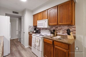 冷蔵庫、電子レンジ、オーブン、コンロ