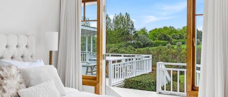 4 bedrooms, iron/ironing board, internet, bed sheets