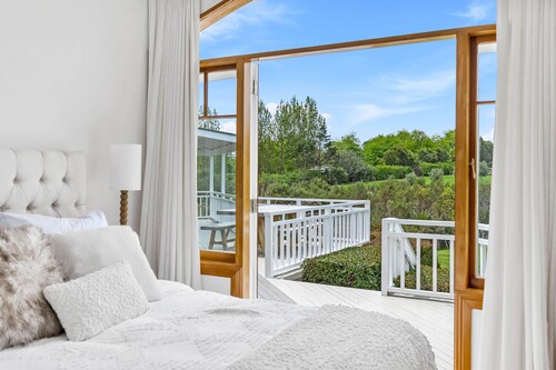 Riverview Homestead - Luxury Villa - Pool + Spa