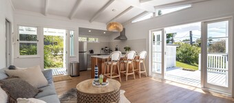 Coco Grove Oneroa - Waiheke Retreat with Spa