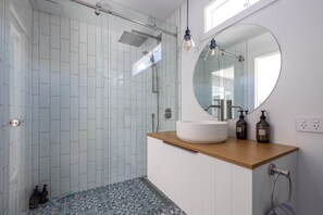Chuveiro, secador de cabelo, toalhas de banho