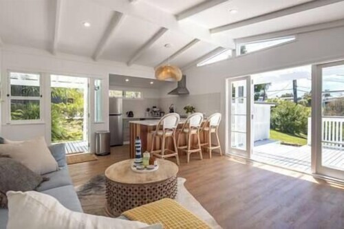 Coco Grove Oneroa – Luxury Beachside Escape