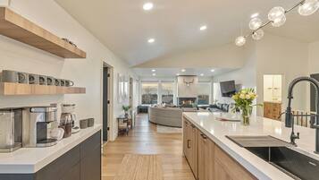 Frigorífico, microondas, horno y placa de cocina