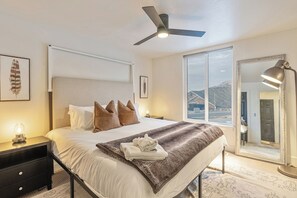 7 bedrooms, desk, iron/ironing board, free WiFi - 16person. 10 BD, Dual Hot Tub. 20 min to Ski Resorts (Sandy)